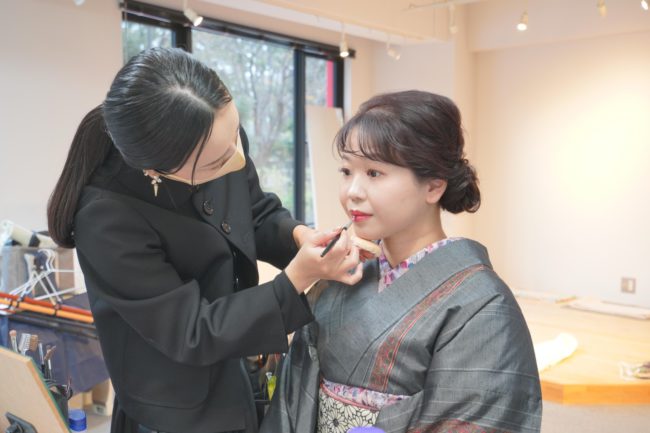 ヘアメイクは薬真寺香さん