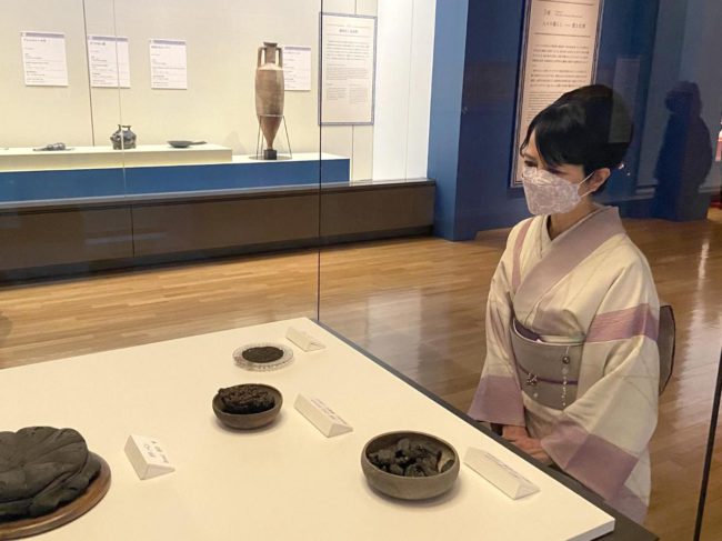 炭化したパン、ブドウなどが並ぶ