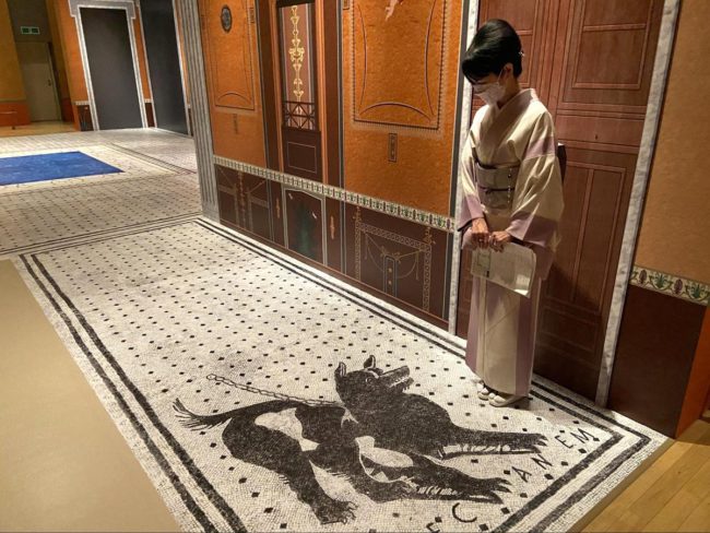 再現された邸宅の玄関