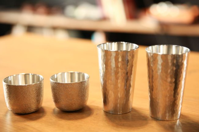 山中さんが手がけた錫の酒器。表面に金槌で模様が刻まれている