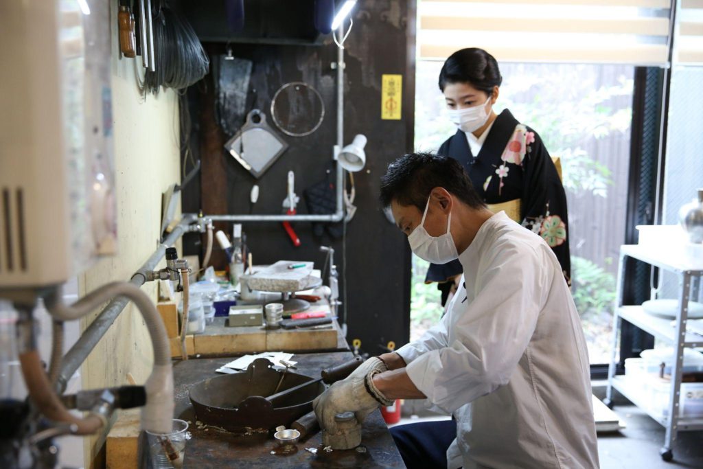 鋳造の工程を見学