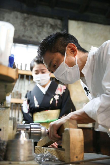 真剣な眼差しで鍛造の作業を行う山中さん
