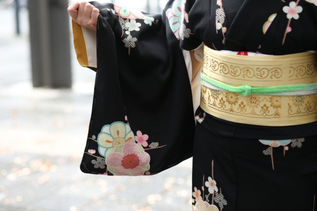 金糸を使った龍村美術織物の名古屋帯も品格があり、新年一発目の撮影にぴったり