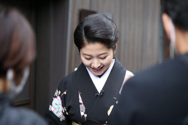 撮影前の打ち合わせでも笑顔が絶えません
