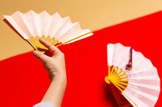 投扇興 とうせんきょう を楽しむ 扇子のギモンを解決 Vol 5 きくちいまがプロに聞くシリーズ 着物 和 京都に関する情報ならきものと