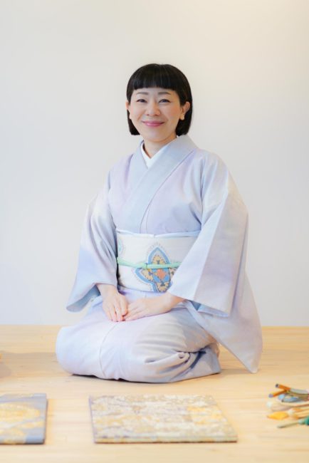 座って微笑むコバヤシさん