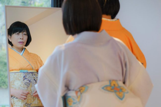 花柄の帯を当てる