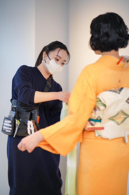 着付けをする薬真寺さん