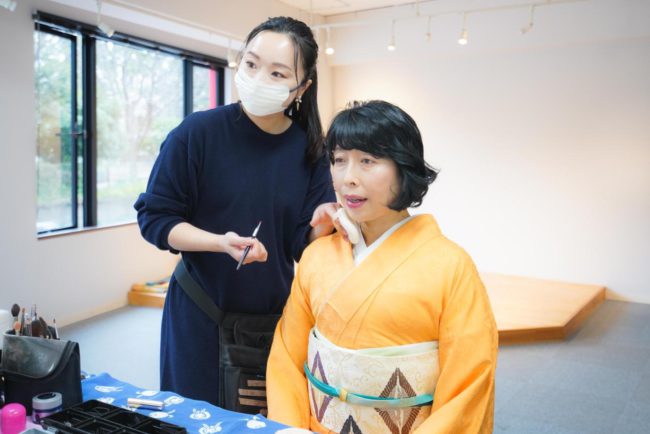 メイクをする薬真寺さん