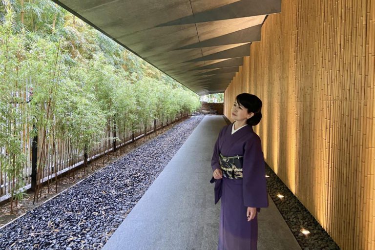 特別展『燕子花図屏風の茶会－昭和12年5月の取り合わせ－』根津美術館  「きものでミュージアム」vol.10｜コラム｜きものと（着物メディア）│きものが紡ぐ豊かな物語。－京都きもの市場
