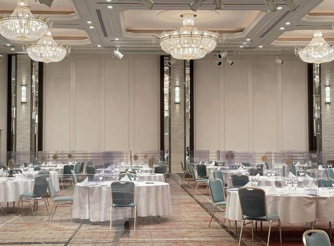 会場風景 大きなテーブルに4人掛けでパーティション設置