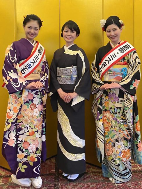 司会担当の京都・ミスきもののおふたりに囲まれて