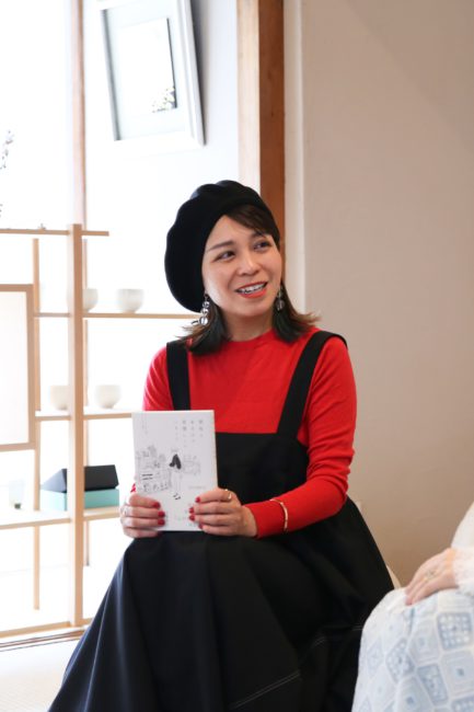 本を手にもつSHOWKOさん