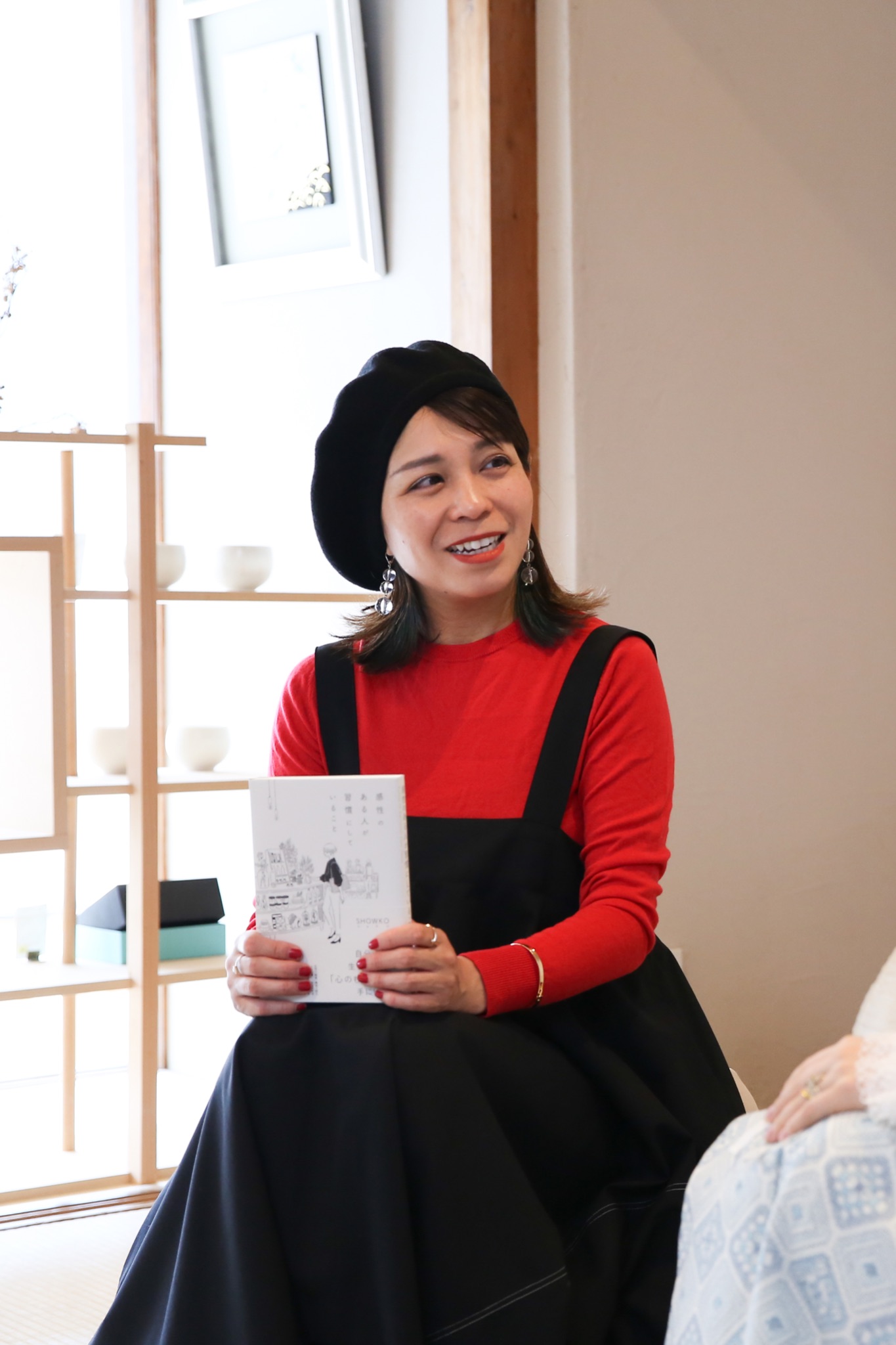 本を手にもつSHOWKOさん