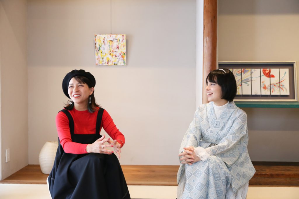 談笑する２人