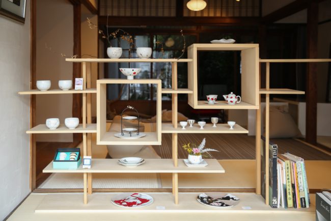 書籍と器が一緒に展示