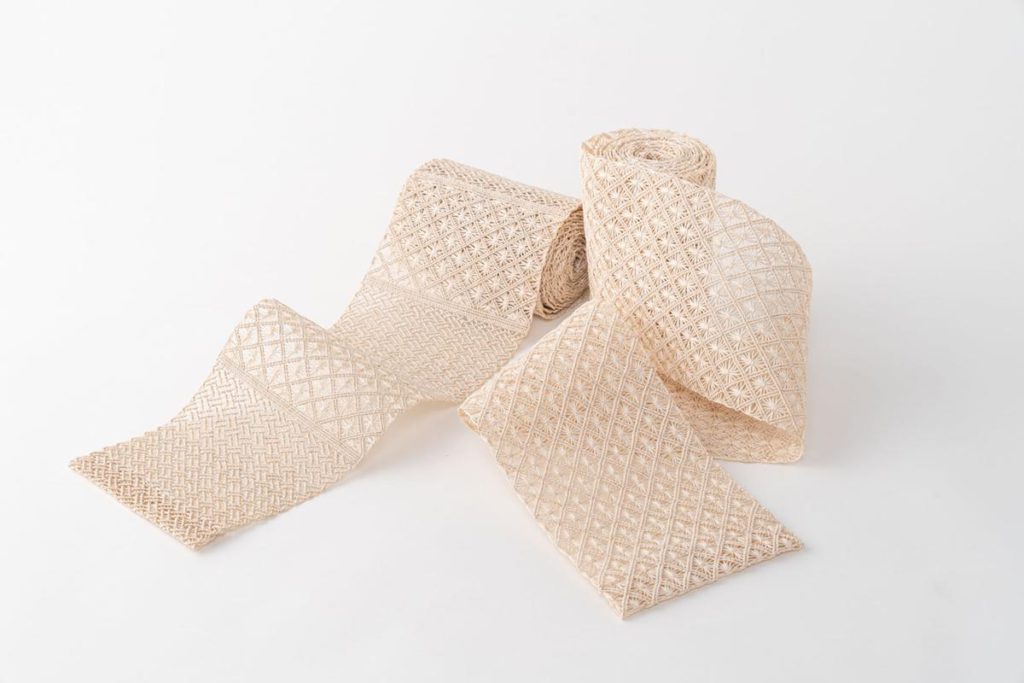 アバカ　半幅帯　M+abaca 網代に花繋ぎ　夏単衣　6542 M＋abaca〉アバカの帯と小物 ～日本の夏を愉しむ、手仕事展