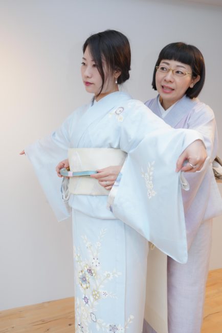 ラトーンが低めの水色の帯締めを当てる