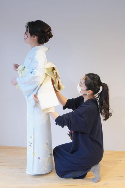 着付けをする薬真寺さん