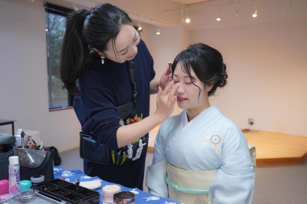 メイクをする薬真寺さん