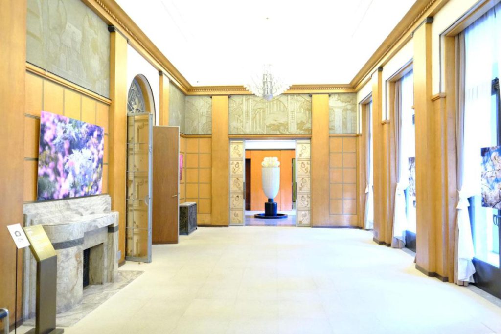 東京都庭園美術館「蜷川実花　瞬く光の庭」展　会場風景