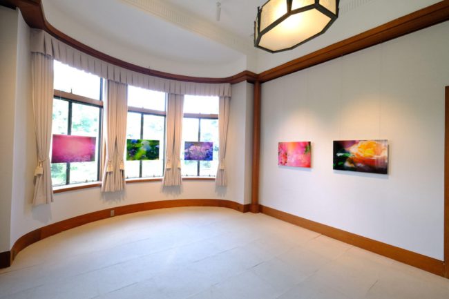 東京都庭園美術館「蜷川実花　瞬く光の庭」展　会場風景