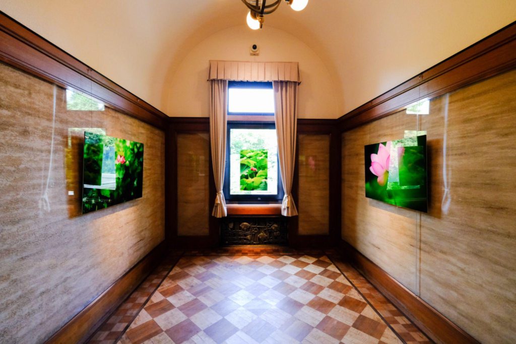 東京都庭園美術館「蜷川実花　瞬く光の庭」展　会場風景