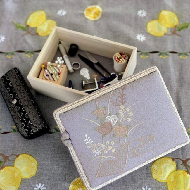刺繍が施された桐箱の裁縫箱