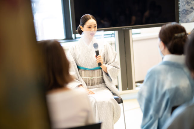 パートナーの着物への理解についてお話しする川原さん