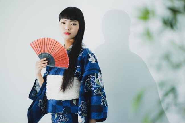 帯板を入れて着崩れを防ぐ