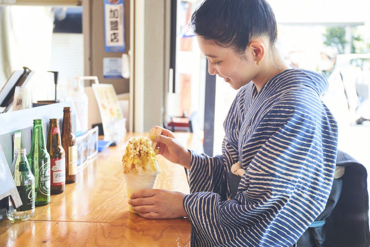 とうもろこしのかき氷を食べる