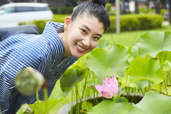 手水舎のそばの蓮の花