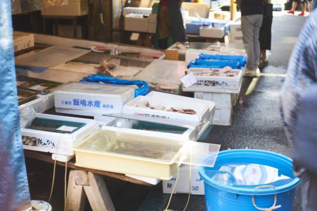 築地場外市場内に並ぶ海産物