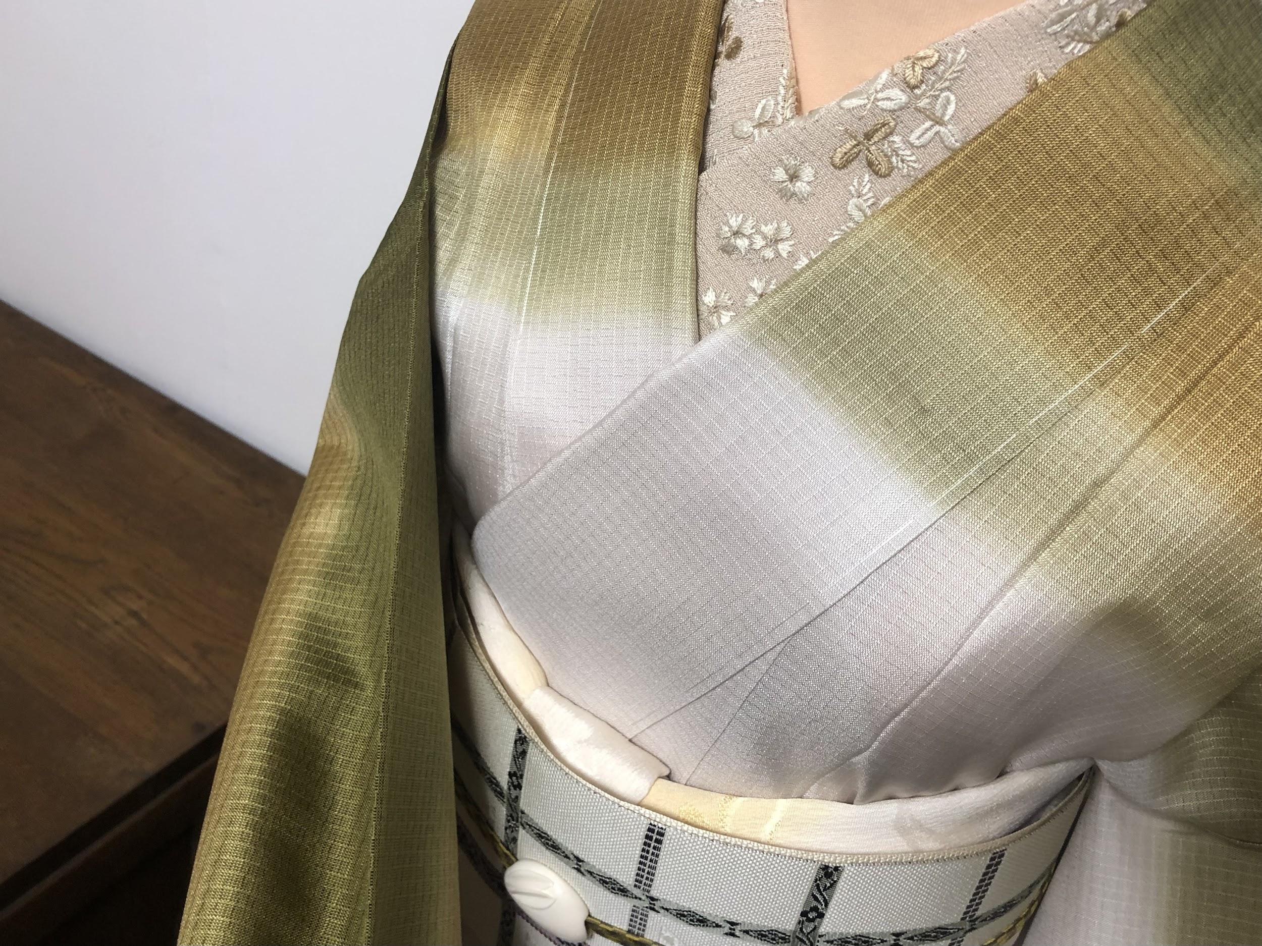 衿元には、刺繍の絽縮緬の半衿