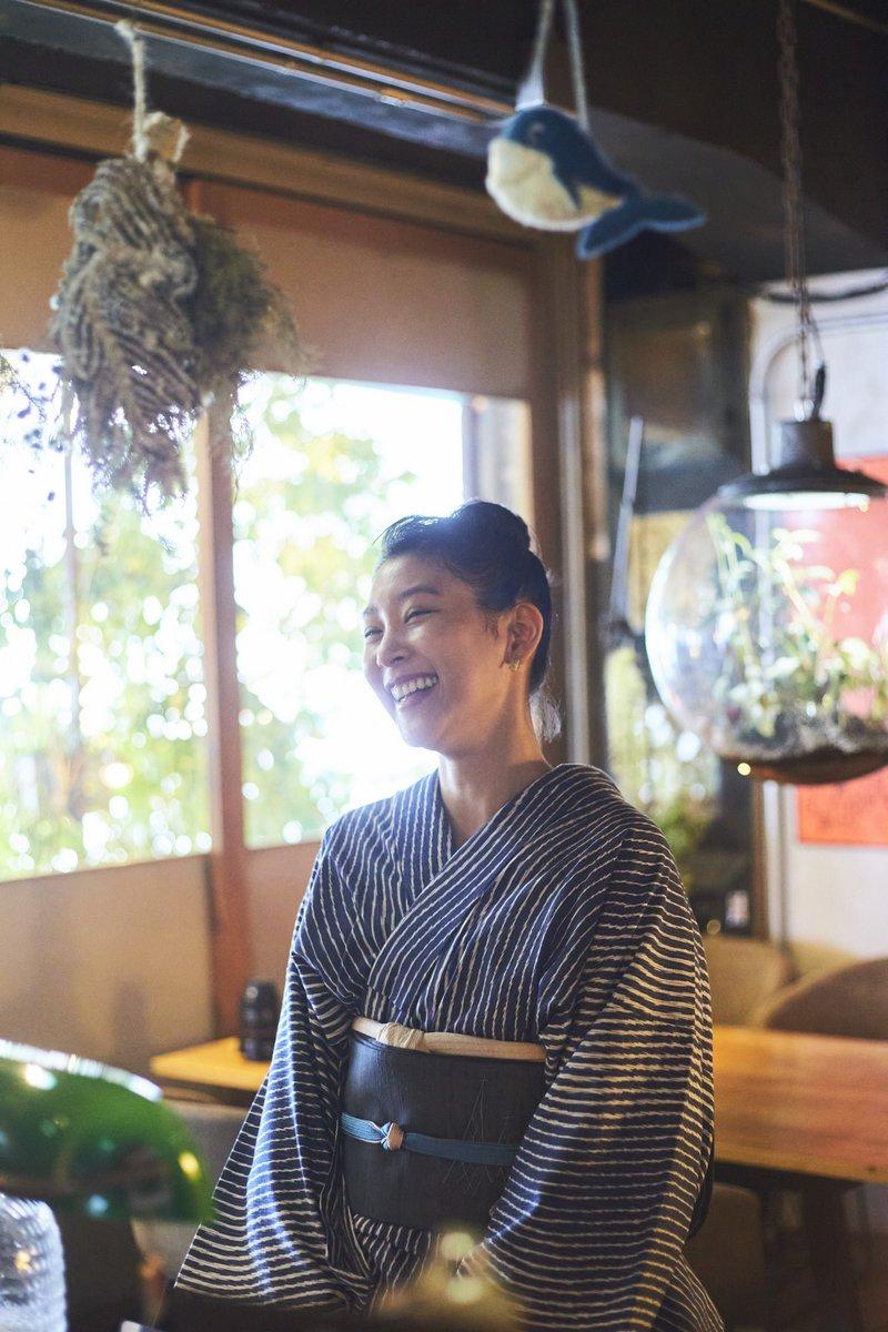 店内で談笑