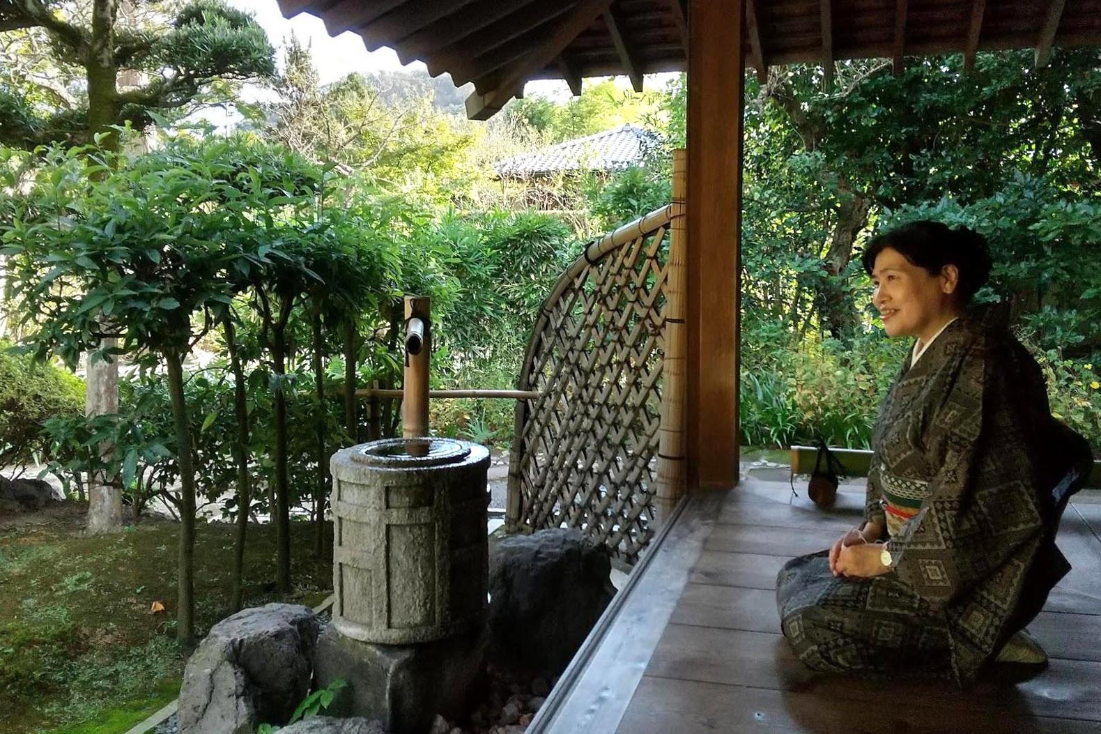 水琴窟の反対側には手水鉢が