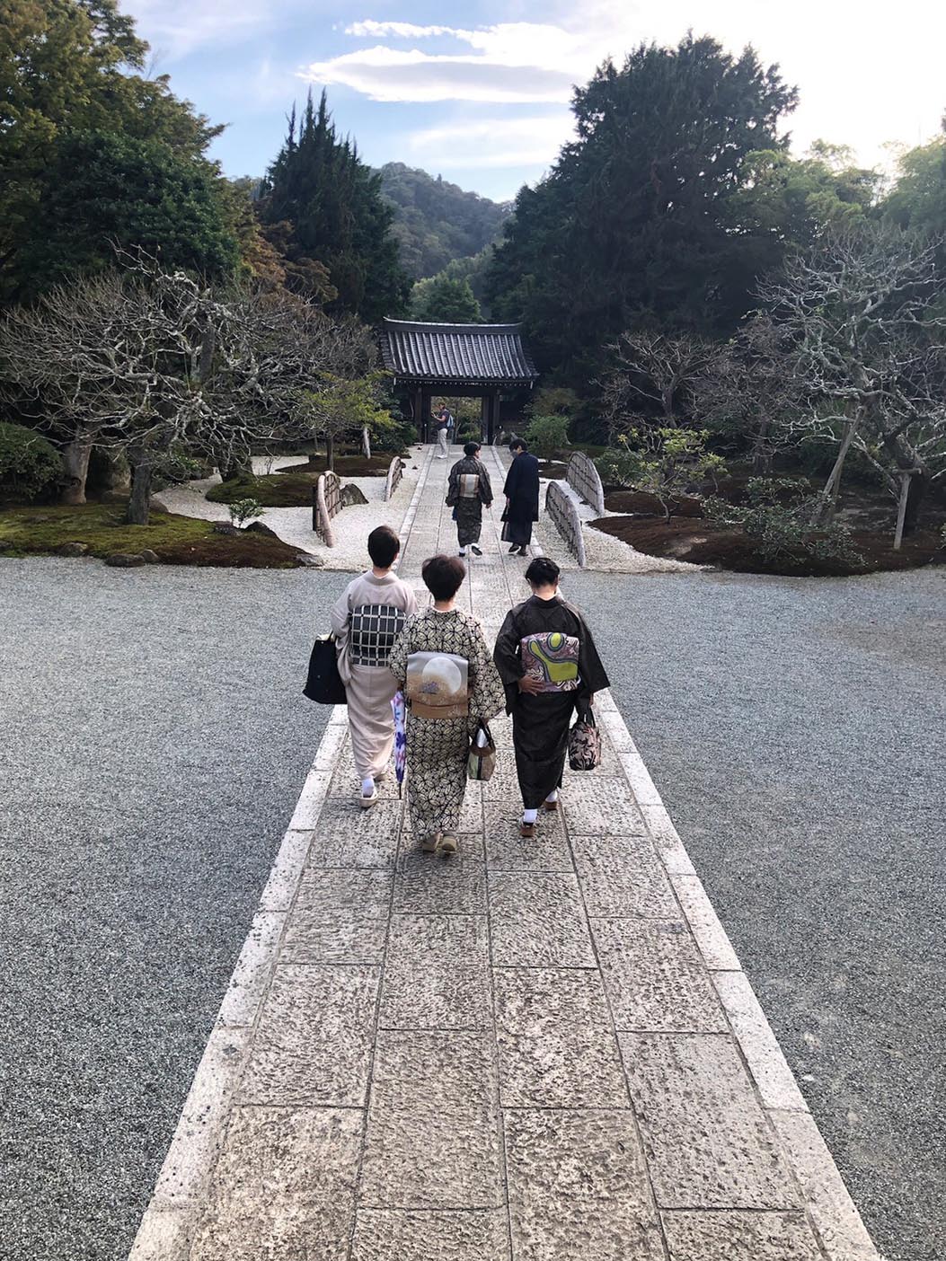着物後ろ姿