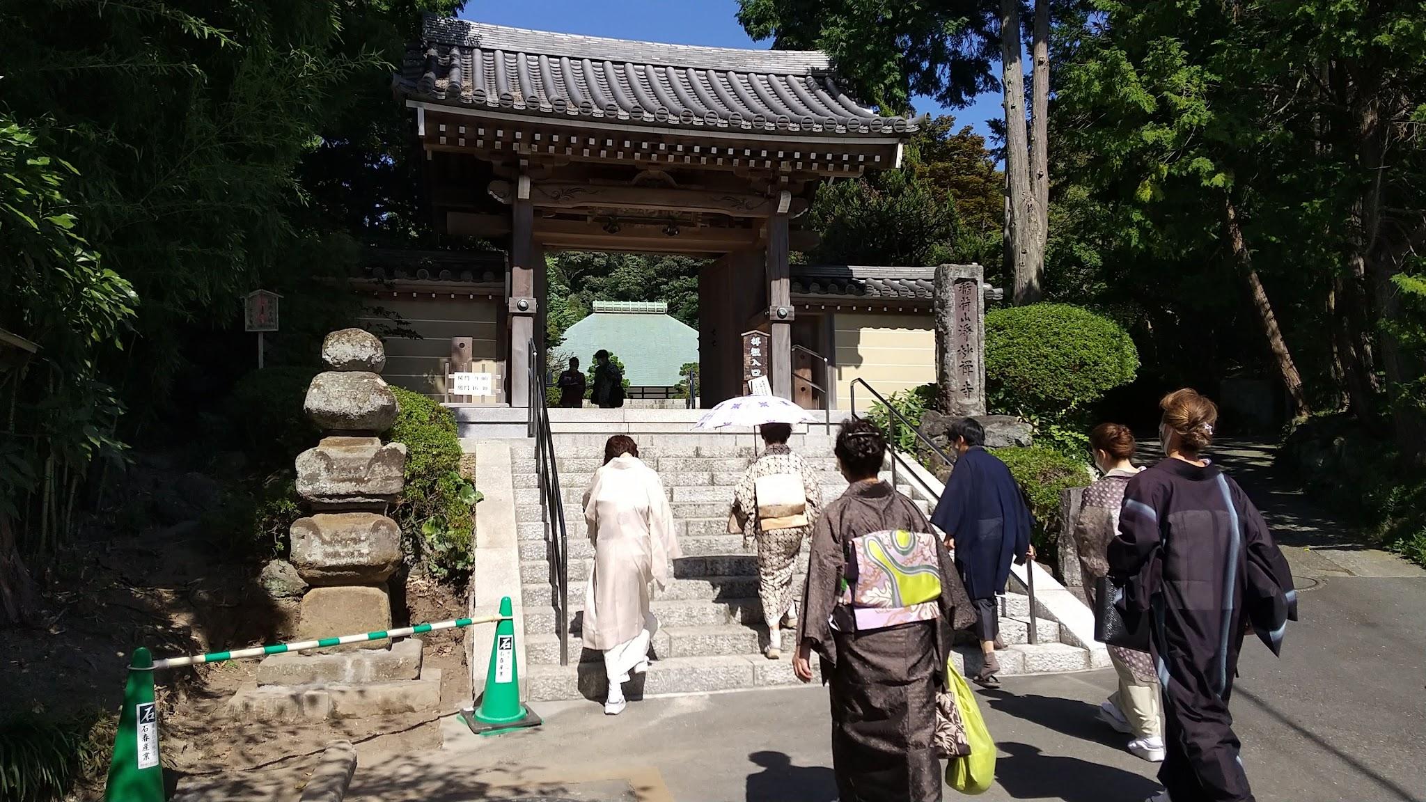本堂の屋根が見えます