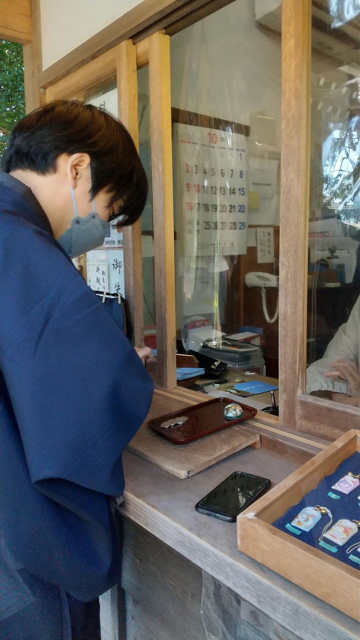 明神店長が拝観料をおさめています