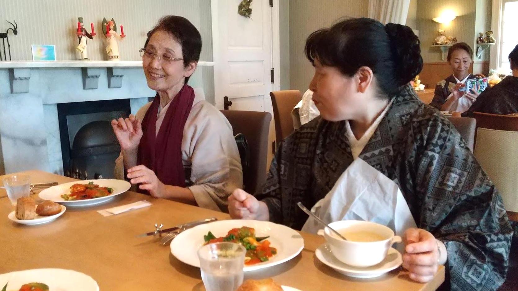 評判のお料理をいただきながら歓談