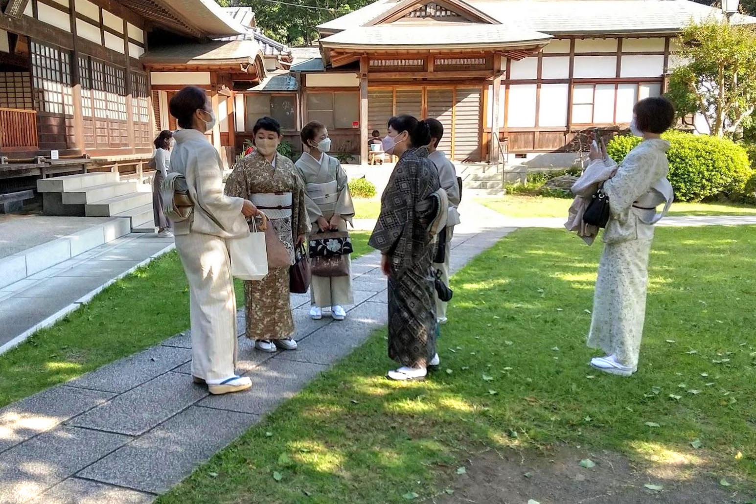 本堂の前で、休憩