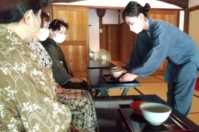 美しい庭園を眺めながらお抹茶を