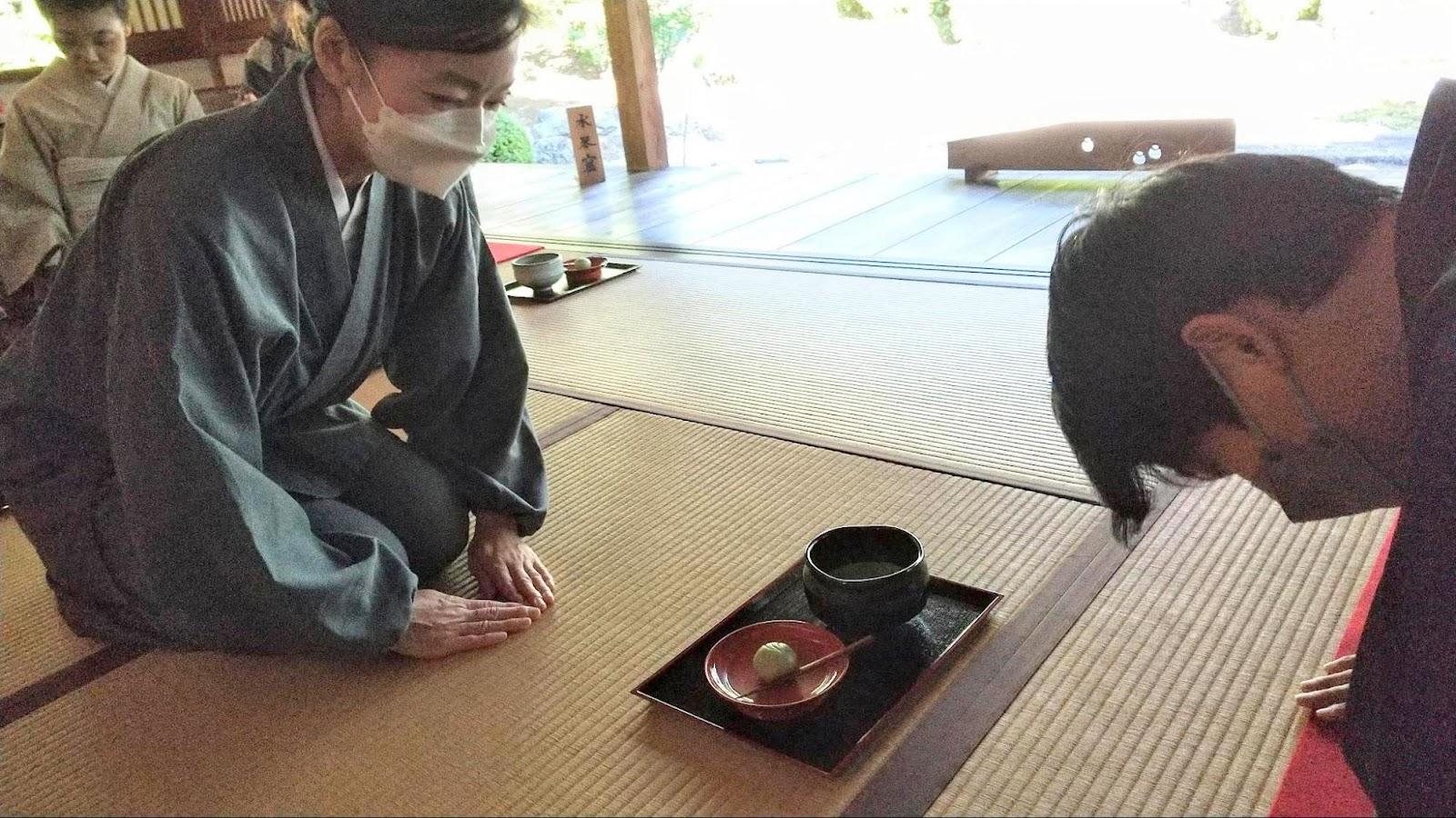 お抹茶をいただく