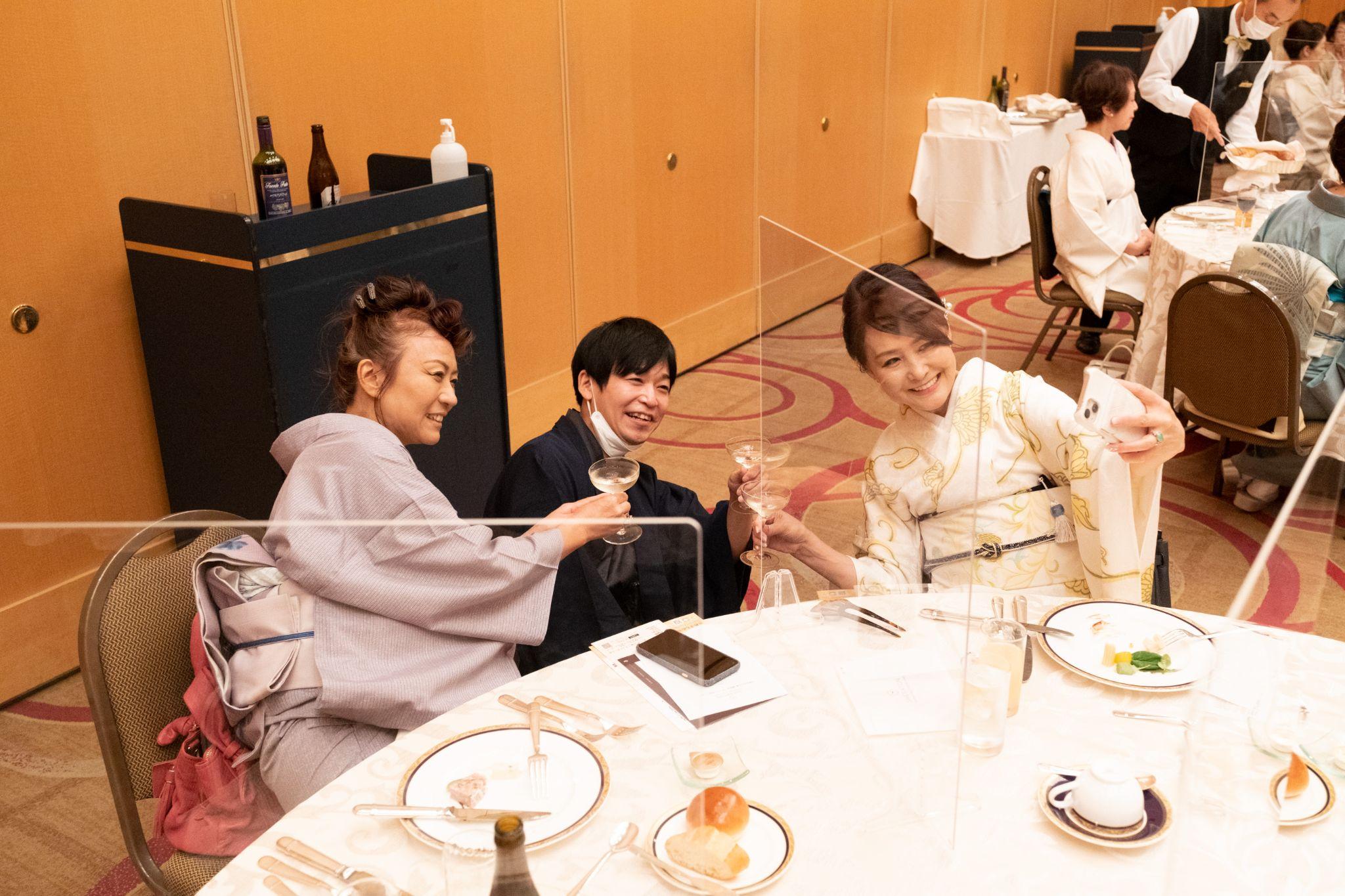 一緒に写真を撮る
