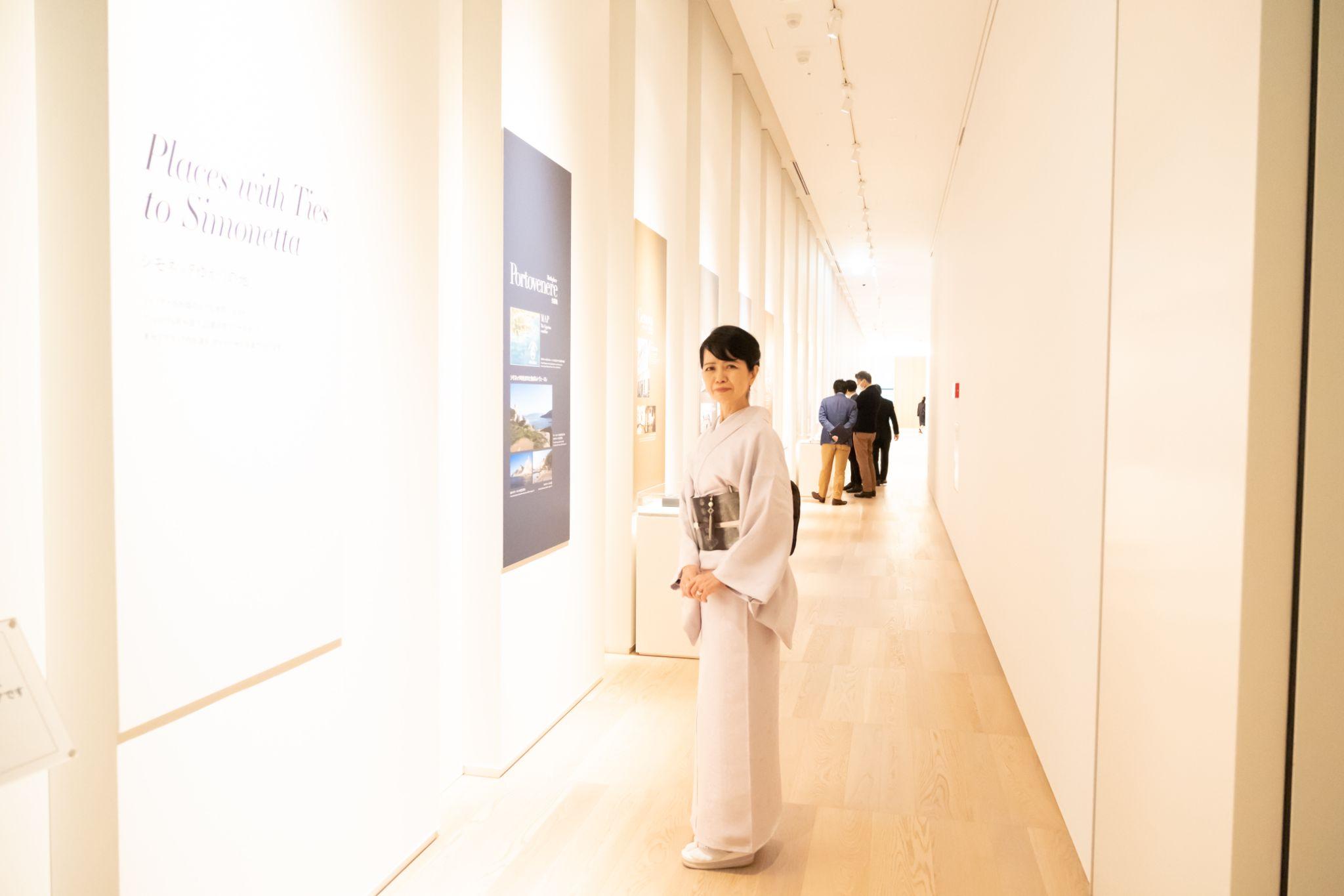 通路のシモネッタをモデルにした絵画や小説の展示