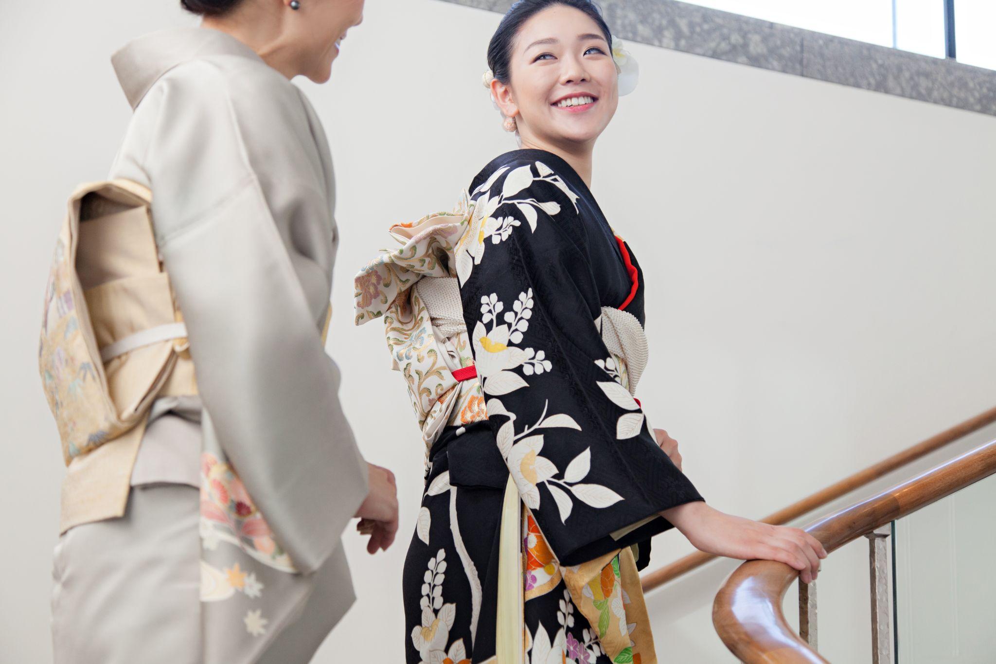 母に見守られながら大人への階段をのぼる