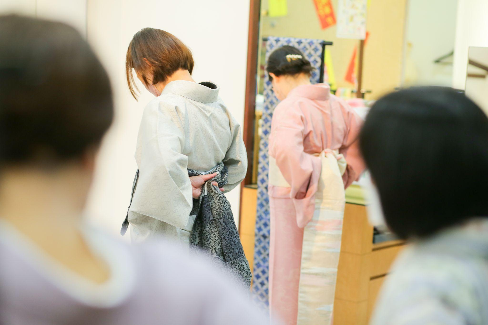 銀座結びに挑戦する参加者の皆さま