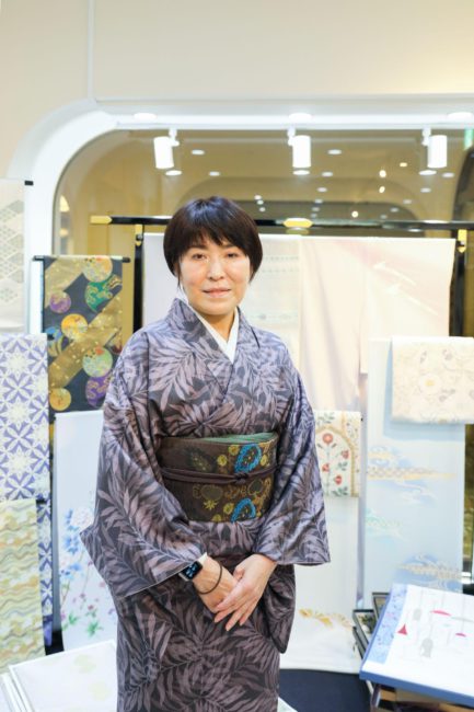 本日は紫芋で染めた着物に木の実を散りばめた名古屋帯を合わせたシックな秋コーデでお越しいただきました