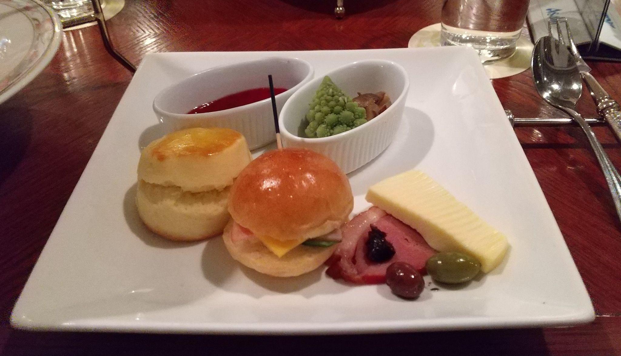 ケーキは後にして軽食から