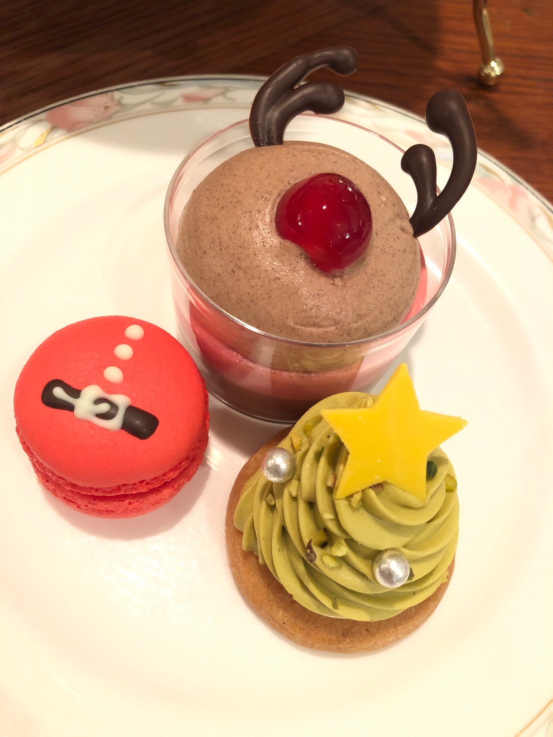 「どのケーキから頂こうかしら。」
